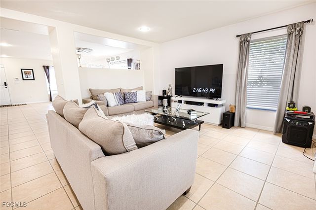 2816 NE 6th PL, Cape Coral, FL 33909