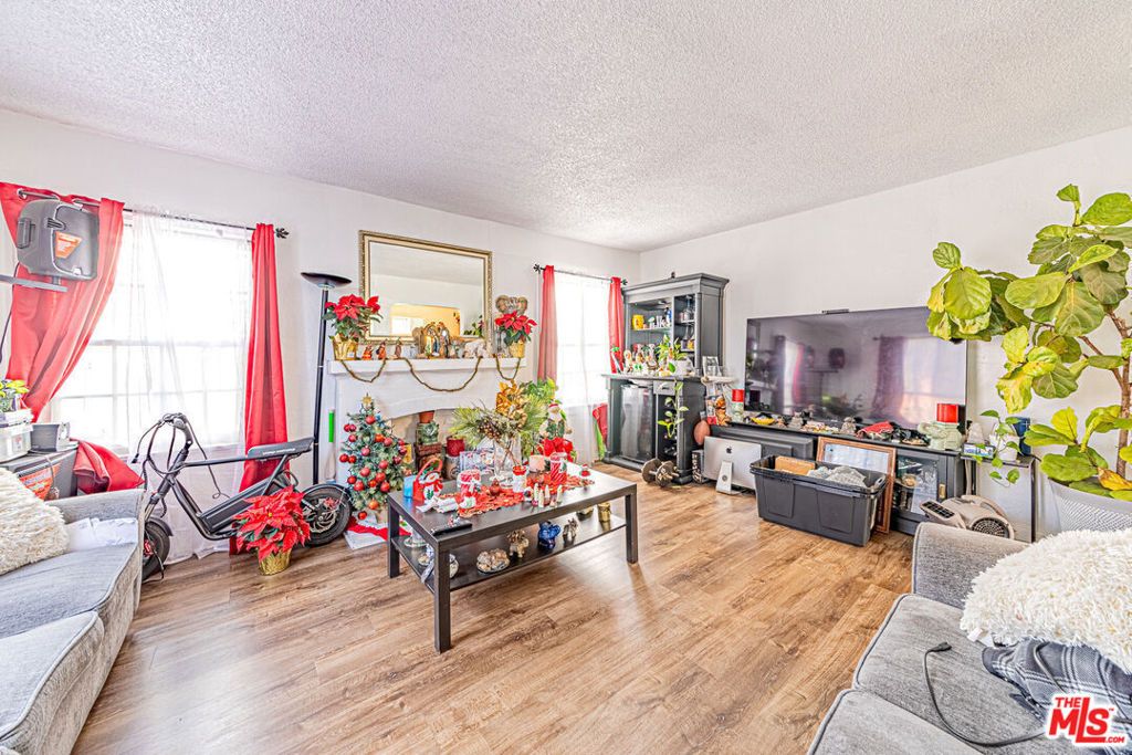 Image 11 of property listing at 1618 S Burnside Avenue, Los Angeles, CA 90019