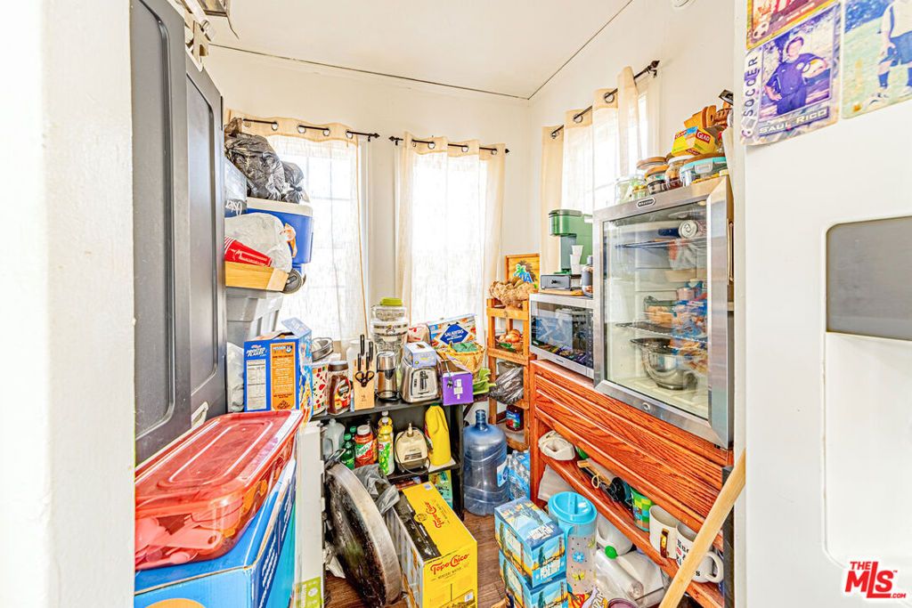 Image 14 of property listing at 1618 S Burnside Avenue, Los Angeles, CA 90019