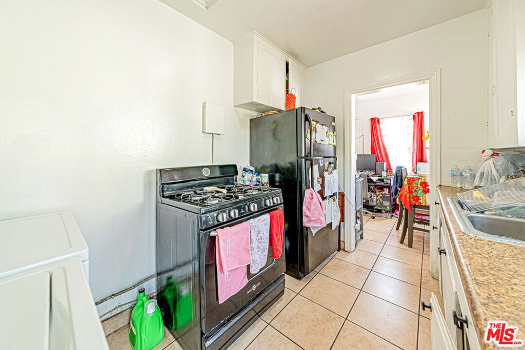 Image 16 of property listing at 1618 S Burnside Avenue, Los Angeles, CA 90019
