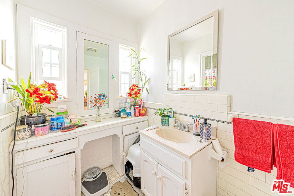 Image 18 of property listing at 1618 S Burnside Avenue, Los Angeles, CA 90019