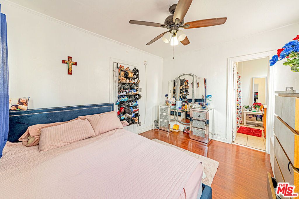 Image 21 of property listing at 1618 S Burnside Avenue, Los Angeles, CA 90019