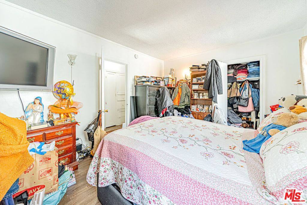 Image 22 of property listing at 1618 S Burnside Avenue, Los Angeles, CA 90019