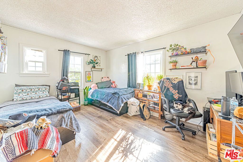 Image 26 of property listing at 1618 S Burnside Avenue, Los Angeles, CA 90019