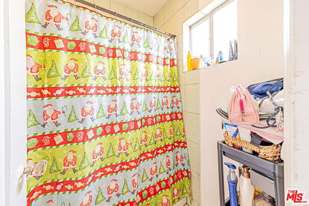 Image 34 of property listing at 1618 S Burnside Avenue, Los Angeles, CA 90019