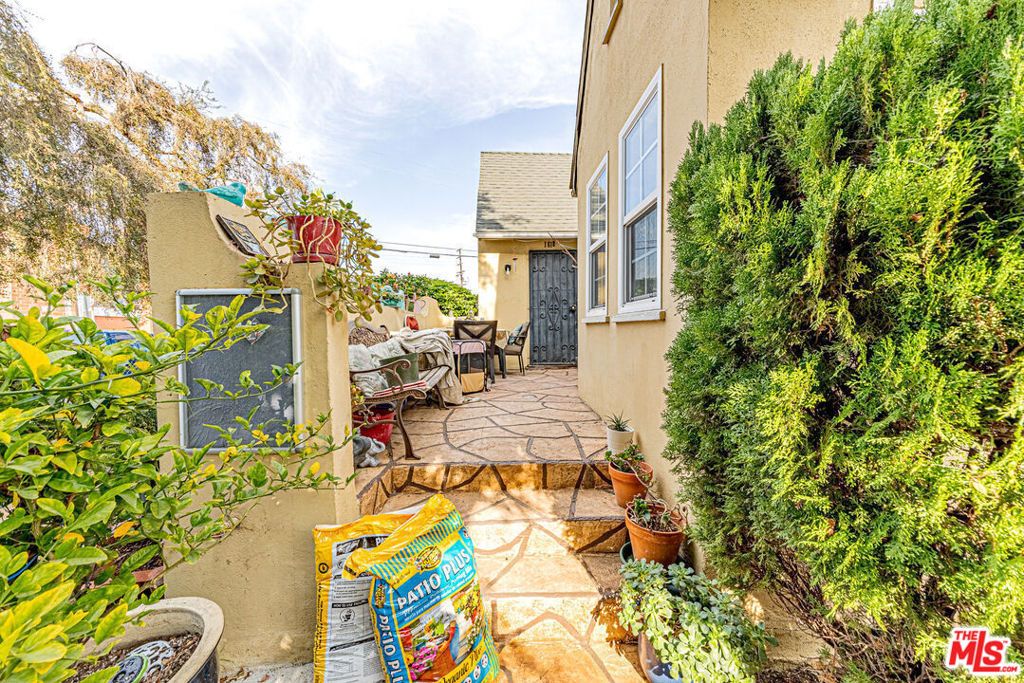 Image 4 of property listing at 1618 S Burnside Avenue, Los Angeles, CA 90019
