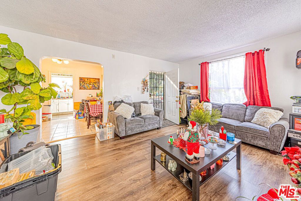 Image 8 of property listing at 1618 S Burnside Avenue, Los Angeles, CA 90019