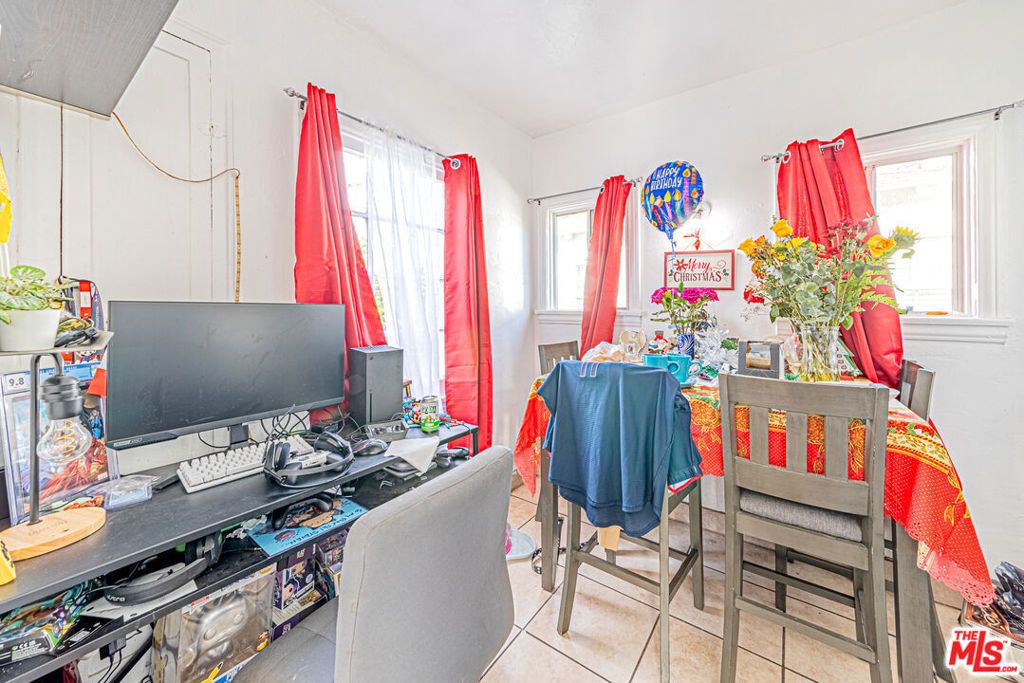 Image 9 of property listing at 1618 S Burnside Avenue, Los Angeles, CA 90019