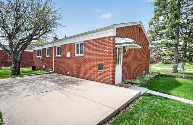 27250 Haverhill Drive, Warren, MI 48092