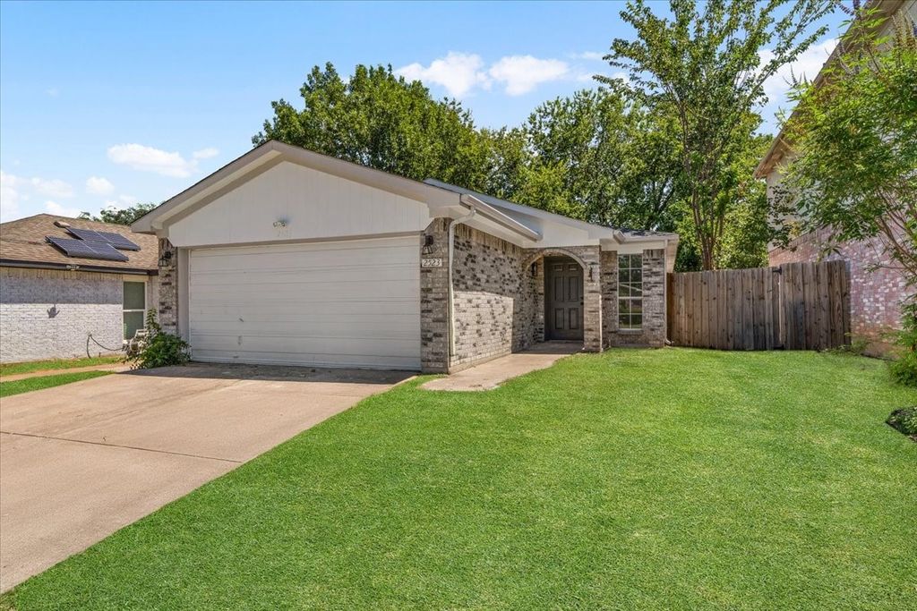 2523 Whitehurst Drive, Fort Worth, TX 76133