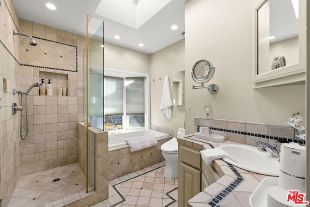 6040 W 76th Place, Los Angeles, CA 90045