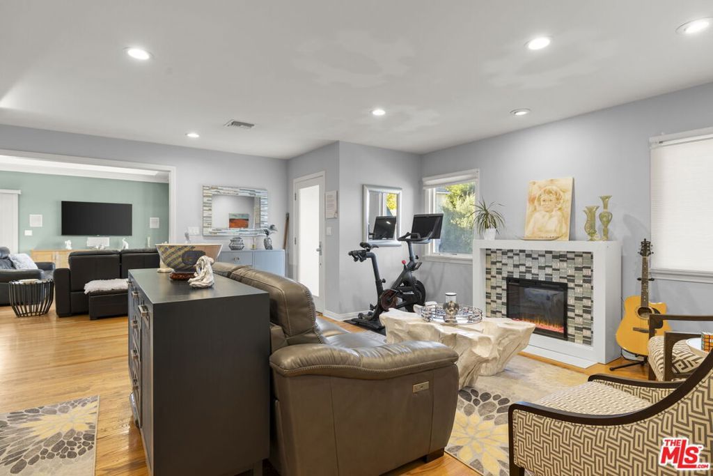 Image 21 of property listing at 6040 W 76th Place, Los Angeles, CA 90045