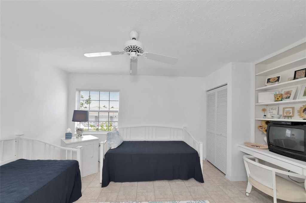 Image 10 of property listing at 1249 EDGEWATER CIRCLE 73, Bradenton, FL 34209