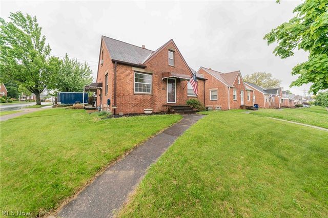 9011 Torrance Avenue, Brooklyn, OH 44144
