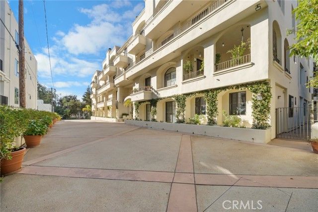 453 S Barrington, Los Angeles, CA 90049