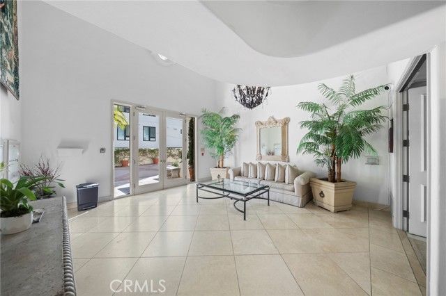 453 S Barrington, Los Angeles, CA 90049