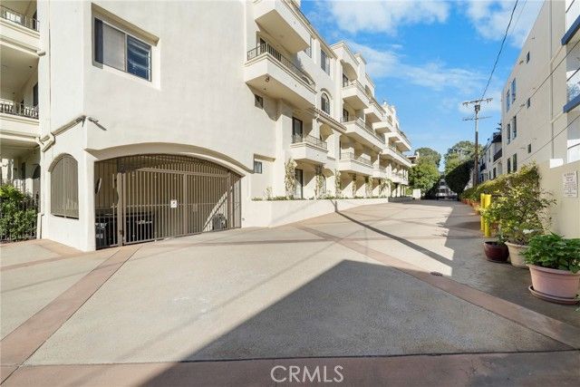 453 S Barrington, Los Angeles, CA 90049