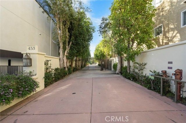 453 S Barrington, Los Angeles, CA 90049