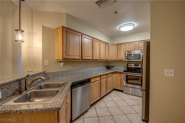 12515 McGregor BLVD 210, Fort Myers, FL 33919