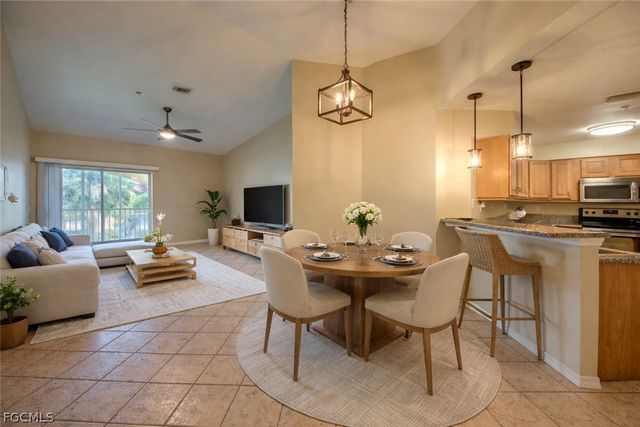 12515 McGregor BLVD 210, Fort Myers, FL 33919