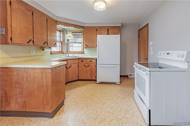 216 Belmont Court West, North Tonawanda, NY 14120