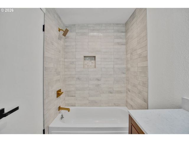 2402 Ne SUMMIT RIDGE Dr, Vancouver, WA 98686