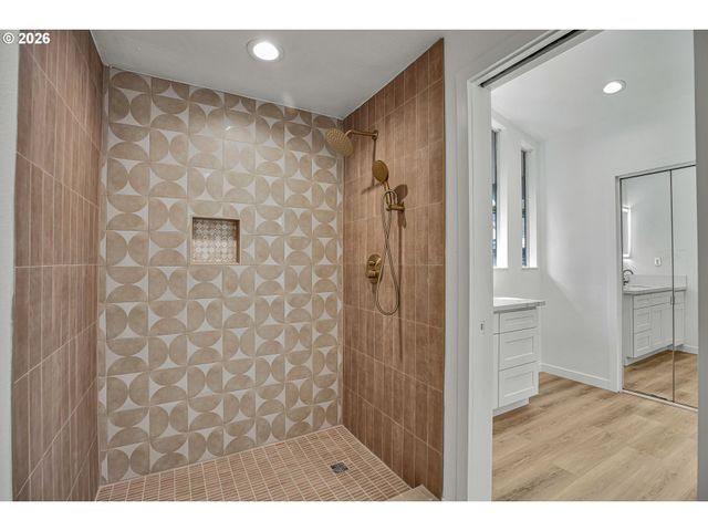 2402 Ne SUMMIT RIDGE Dr, Vancouver, WA 98686