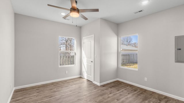 1121 E Thoman Street, Springfield, MO 65803