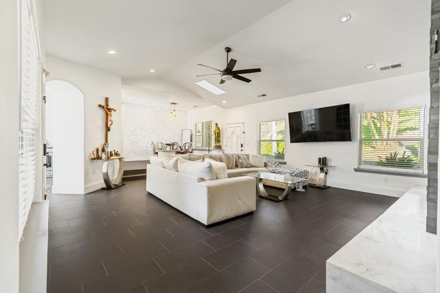 915 S Strathmore Avenue # I, Lindsay, CA 93274