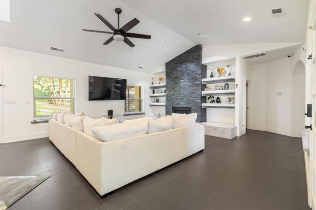 915 S Strathmore Avenue # I, Lindsay, CA 93274