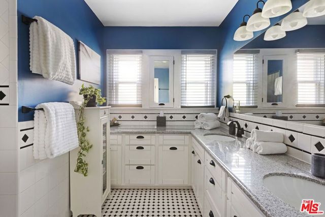 1569 S Orange Grove Avenue, Los Angeles, CA 90019