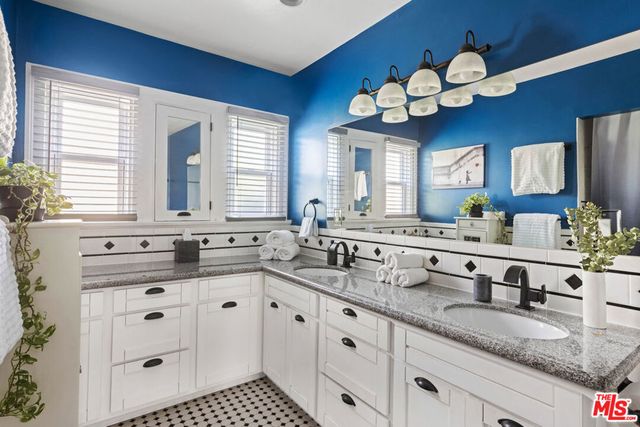 1569 S Orange Grove Avenue, Los Angeles, CA 90019