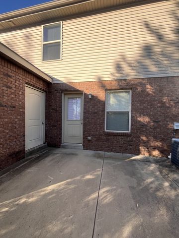 1717 Manning Dr, Clarksville, TN 37042