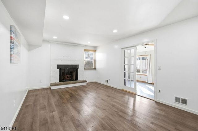 2 Lenape Trl, Washington Boro, NJ 07882