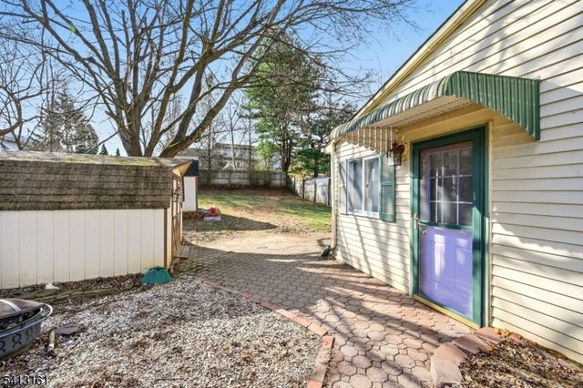 2 Lenape Trl, Washington Boro, NJ 07882