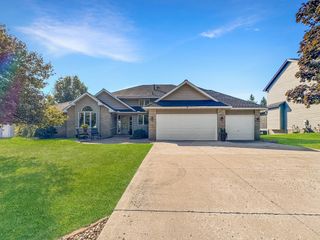 78 Dunbar Way, Mahtomedi, MN 55115
