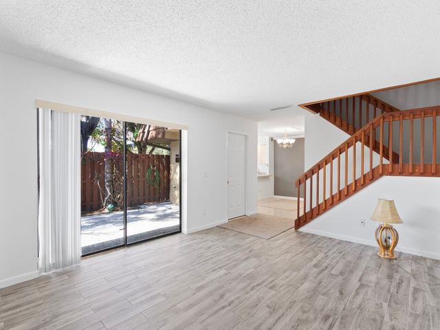 1458 N Lawnwood Circle 24B, Fort Pierce, FL 34950