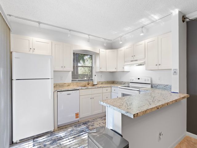 1458 N Lawnwood Circle 24B, Fort Pierce, FL 34950