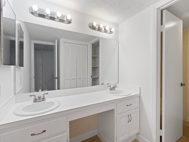 1458 N Lawnwood Circle 24B, Fort Pierce, FL 34950