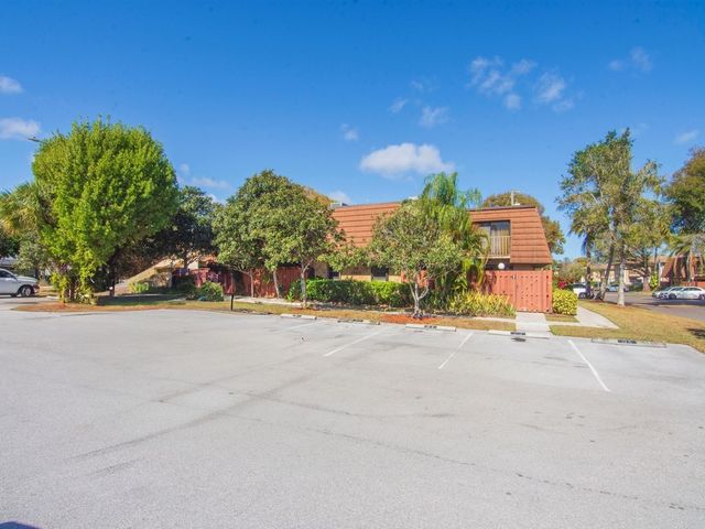 1458 N Lawnwood Circle 24B, Fort Pierce, FL 34950