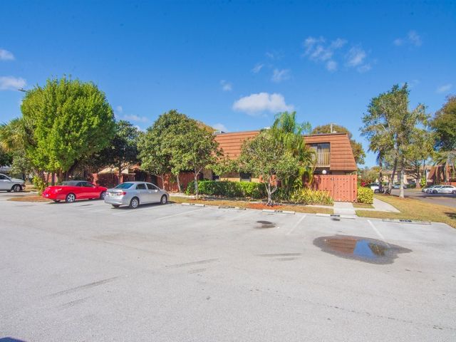 1458 N Lawnwood Circle 24B, Fort Pierce, FL 34950