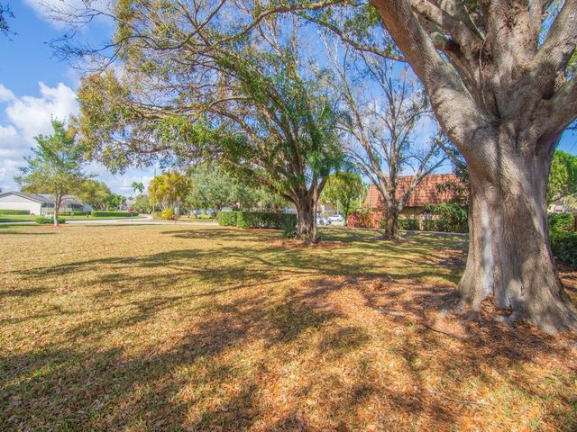 1458 N Lawnwood Circle 24B, Fort Pierce, FL 34950