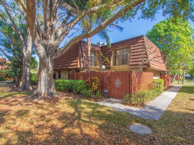 1458 N Lawnwood Circle 24B, Fort Pierce, FL 34950