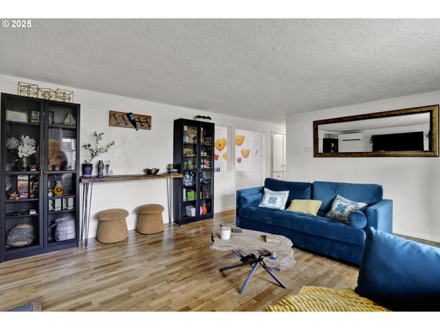 1180 12TH St, Springfield, OR 97477