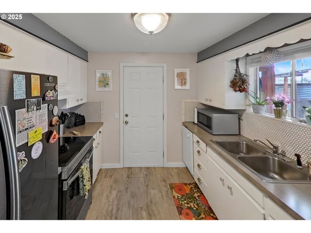 1180 12TH St, Springfield, OR 97477