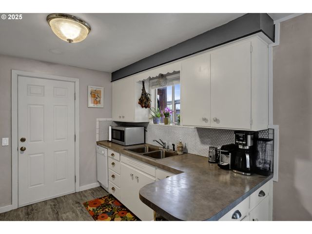 1180 12TH St, Springfield, OR 97477