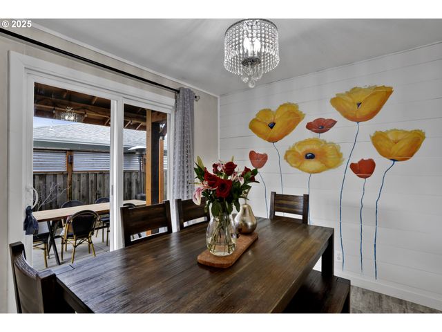 1180 12TH St, Springfield, OR 97477