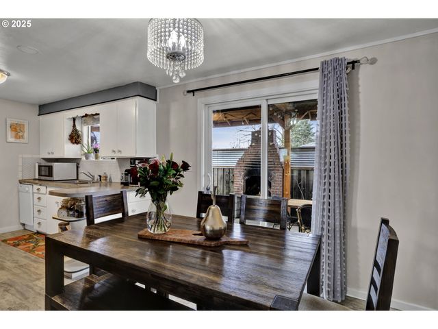 1180 12TH St, Springfield, OR 97477