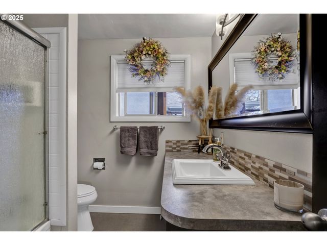 1180 12TH St, Springfield, OR 97477