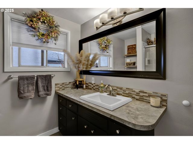 1180 12TH St, Springfield, OR 97477